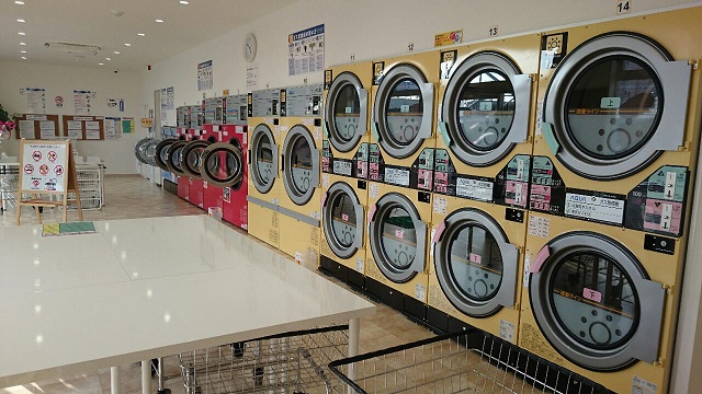 コインランドリー店内01